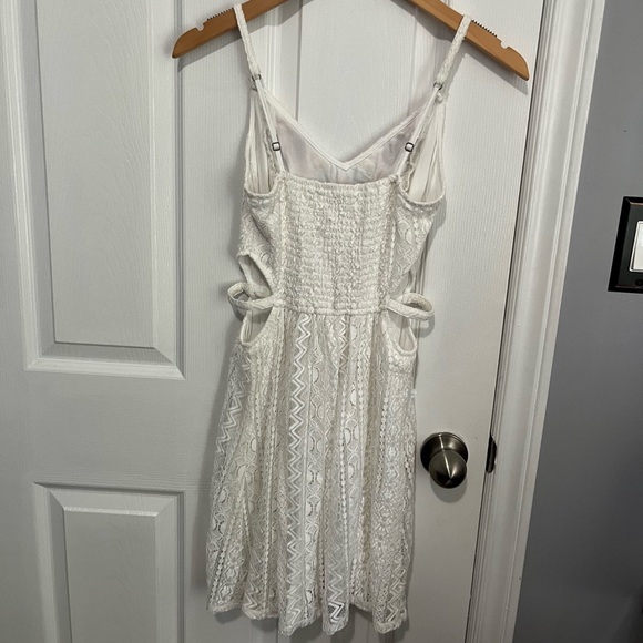 Hollister white dress with embroidery - Picture 5 of 7